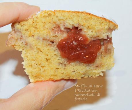 Muffin di Farro e Ricotta con Cuore di Marmellata alle Fragole