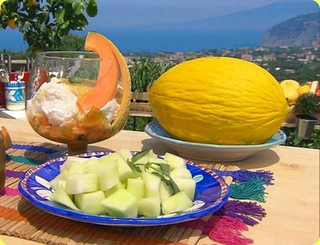 Coppe di macedonia e confettura di melone con spuma di yogurt allo zenzero