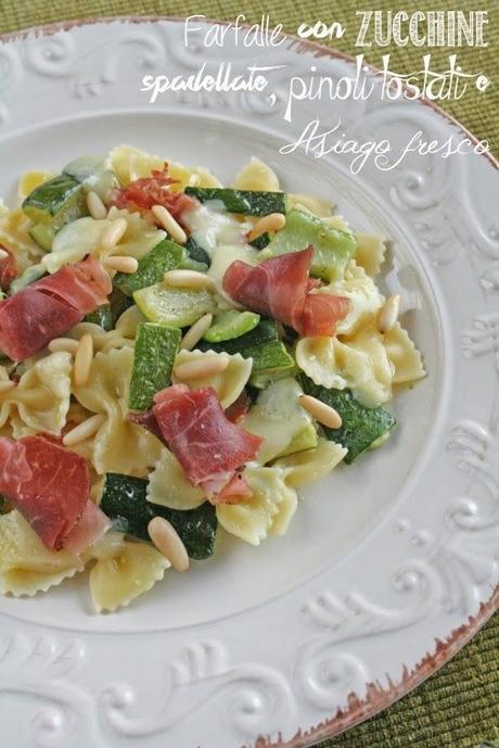 Farfalle con zucchine spadellate, pinoli tostati e Asiago fresco