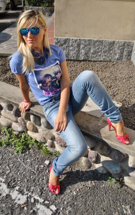 outfit jeans e tacchi abbinamento jeans e tacchi jeans fornarina botton up maglia happiness con karl lagerfeld e anna wintour sandali fornarina bracciale fucsia majique collana blu majique outfit casual outfit ottobre 2014 mariafelicia magno mariafelicia magno fashion blogger colorblock by felym outfit fucsia e blu occhiali da sole excape con lenti a specchio blu fashion blogger bionde fashion blogger italiane bionde 