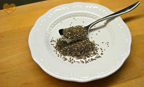 COPPA CON SEMI DI CHIA, MORE E YOGURT