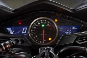 Accorciare e allungare i rapporti della moto: spiegazione tecnica e illustrazione di benefici/svantaggi contachilometri-tachimetro-moto