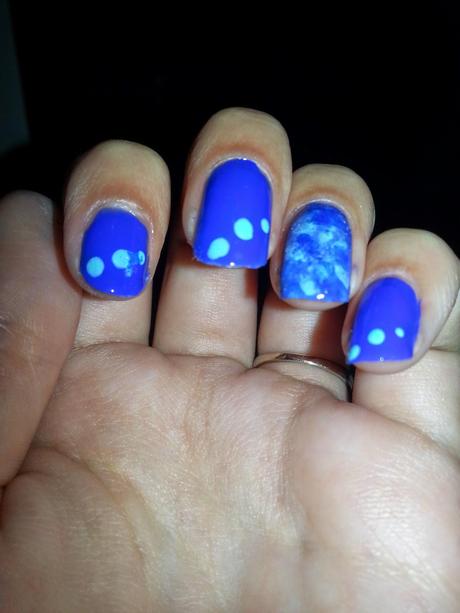 Nail-Art blu elettrico Marble effect & Dots!