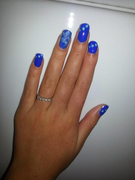 Nail-Art blu elettrico Marble effect & Dots!