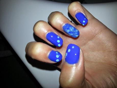 Nail-Art blu elettrico Marble effect & Dots!