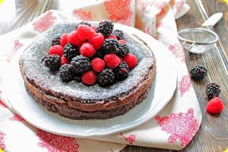 Torta al cioccolato fondente e frutti di bosco