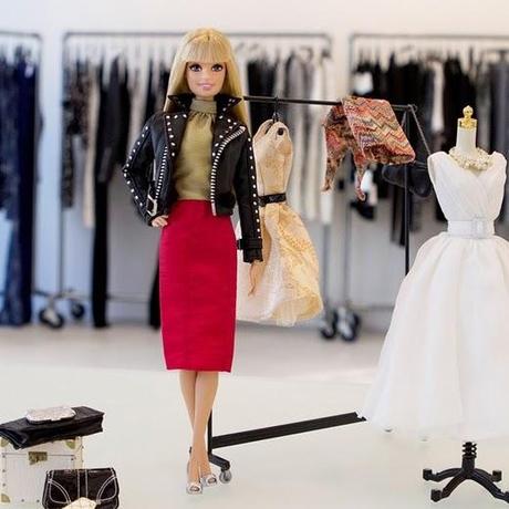 Anche Barbie ha un account su Instagram: ecco i suoi selfie e scatti più fashion