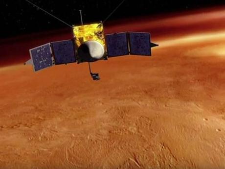 Rappresentazione artistica della sonda MAVEN in orbita attorno a Marte (NASA/GSFC)
