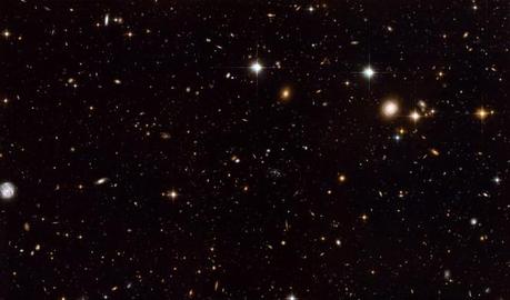Questa immagine, ottenuta dal telescopio Hubble della NASA/ESA, mostra una visione d'insieme della regione che circonda la Galassia Tela di Ragno (appena a destra del centro) presa dallo strumento ACS. Crediti: NASA, ESA, G. Miley and R. Overzier (Leiden Observatory), and the ACS Science Team Acknowledgement: Davide De Martin (ESA/Hubble).