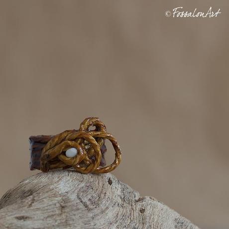 Anello in corda, gommalacca e sassolino di mare