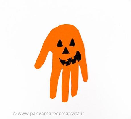 zucca di halloween - con le mani