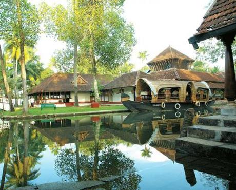 Un angolo del Coconut Lagoon Resort sul lago Vembanad. Kerala, India del Sud