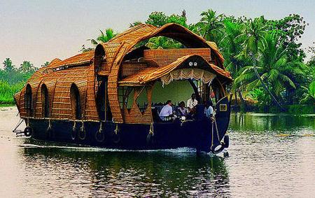 Il kettuvalam, barca tradizionale nelle lagune del Kerala. Sarà uno dei nostri mezzi