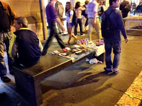 Via Nazionale di sanpietrini o di asfalto? Intanto non c'è più una panchina libera dagli ambulanti abusivi e trasformata in bancarella Via Nazionale di sanpietrini o di asfalto? Intanto non c'è più una panchina libera dagli ambulanti abusivi e trasformata in bancarella