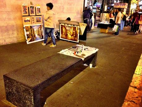 Via Nazionale di sanpietrini o di asfalto? Intanto non c'è più una panchina libera dagli ambulanti abusivi e trasformata in bancarella Via Nazionale di sanpietrini o di asfalto? Intanto non c'è più una panchina libera dagli ambulanti abusivi e trasformata in bancarella