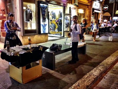 Via Nazionale di sanpietrini o di asfalto? Intanto non c'è più una panchina libera dagli ambulanti abusivi e trasformata in bancarella Via Nazionale di sanpietrini o di asfalto? Intanto non c'è più una panchina libera dagli ambulanti abusivi e trasformata in bancarella