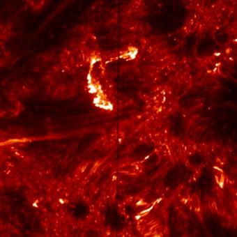 L'immagine presa dalla missione IRISdella NASA  alla lunghezza d'onda di 1400 Angstrom mostra punti luminosi prodotti da plasma intorno ai 100.000 kelvin ai piedi di archi coronali caldi. Ogni pixel dell'immagine  corrisponde a circa 120 km sulla superficie del Sole. Lungo la riga nera verticale sono stati ricavati spettri che mostrano l’evidenza di elettroni ad alta energia