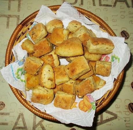 Bocconcini di pane con cipolle in agrodolce e semi di zucca