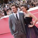 Sam Claflin e Lily Collins sorridenti per Love, Rosie