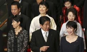 Il premier giapponese Abe insieme alle donne del suo governo (theguardian.com)