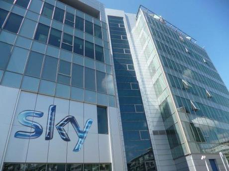 Sfida di Sky a Mediaset: la tv di Murdoch punta a canali gratis e in chiaro