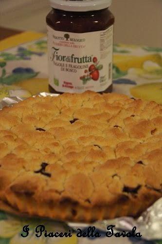 Torta tipo sbrisolona con fragole e fragoline di bosco