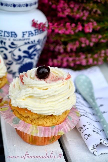 Cupcake veg con chantilly al cocco e amarena