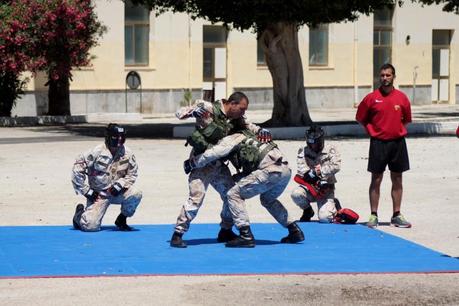 bersaglieri del 6° reggimento durante una dimostrazione del metodo di combattimento militare