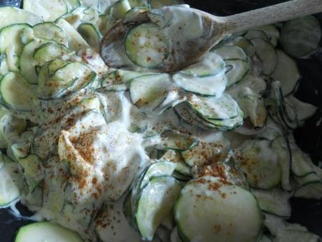 Le zucchine sono cotte, insaporite con mascarpone, erba cipollina, noce moscata e peperoncino