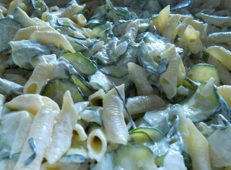 Garganelli con zucchine, mascarpone ed erba cipollina