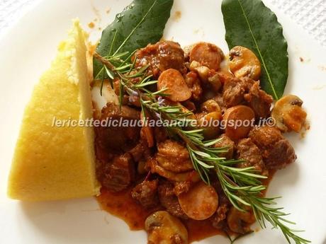 Guancette di maiale a spezzatino con salamelle, wurstel, funghi e polenta