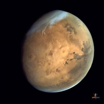 Olympus Mons, il terzetto di vulcani sull’altopiano di Tharsis e le Valles Marineris ben evidenti in questa immagine dalla sonda indiana Mars Orbiter Mission. Si notino anche le nuvole e la calotta polare sud. Crediti: ISRO