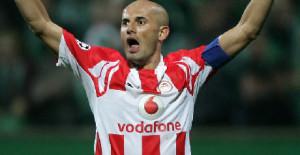 Dc vestirà la maglia dell'Olympiacos fino alla fine della sua carriera (2009). La foto è del 2007/08