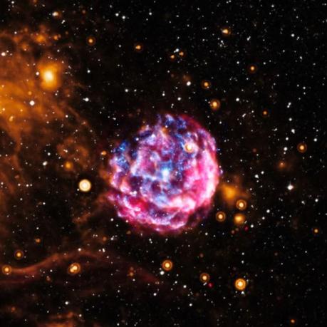 Nell'immagine i resti della supernova Kes73 a 28000 anni luce dalla Terra. Crediti: X-ray, NASA/CXC/Univ. of Manitoba/H.Kumar et al; Optical, DSS, Infrared, NASA/JPL-Caltech; Radio, NSF/NRAO/VLA