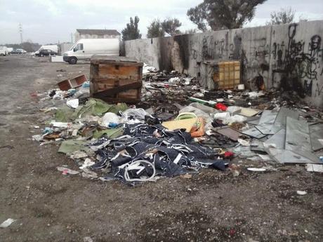 Venti foto allucinanti dal campo nomadi di Salone. Quello che stamattina è andato a fuoco