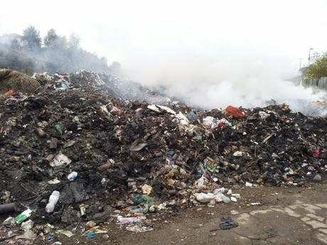 Venti foto allucinanti dal campo nomadi di Salone. Quello che stamattina è andato a fuoco