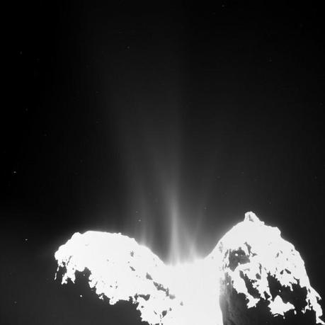 L'immagine della cometa 67P/Churyumov-Gerasimenko scattata da OSIRIS, wide-angle camera il 10 Settembre 2014. L'attività cometaria è presente su tutto il corpo della cometa. Crediti: ESA/Rosetta/MPS for OSIRIS Team MPS/UPD/LAM/IAA/SSO/ INTA/UPM/DASP/IDA