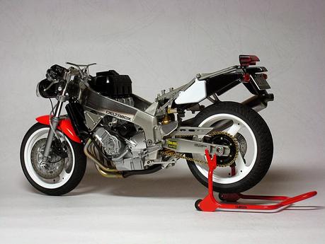 Yamaha FZR 750R OW-01 by Luyan Wen (Tamiya)