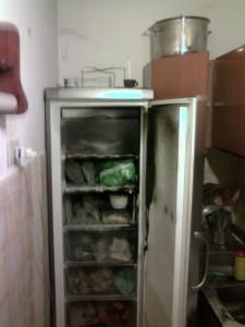 UN FREEZER BRUCIATO DALL'INTERNO