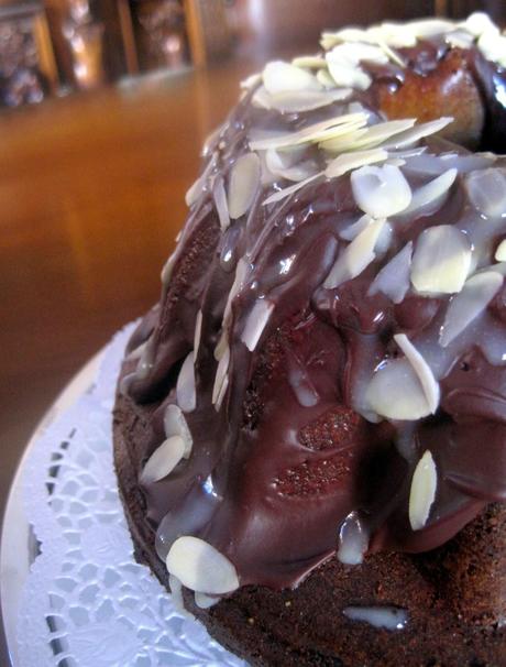 Ciambella marmorizzata con glassa al doppio cioccolato e scaglie di mandorle - Bundt Marble Cake with double chocolate and almond slice