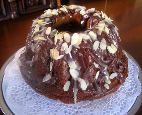 Ciambella marmorizzata con glassa al doppio cioccolato e scaglie di mandorle - Bundt Marble Cake with double chocolate and almond slice