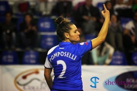 Arianna Pomposelli segna il gol dell'1-0 per l'Acquedotto calcio a 5 femminile contro il Città di Sora