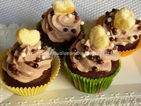 Cupcakes al cioccolato con cuore a sorpresa