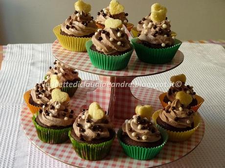 Cupcakes al cioccolato con cuore a sorpresa