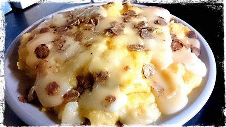 Polenta Taleggio , Asiago e scaglie di tartufo bianco Polenta Taleggio , Asiago e scaglie di tartufo bianco