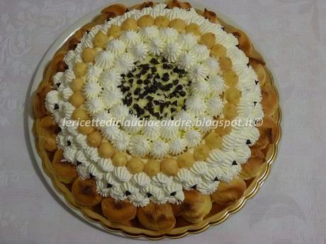 Torta trionfo di bignè alla crema chantilly e aroma al limone