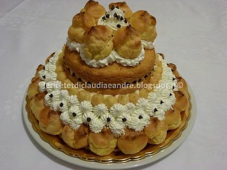 Torta trionfo di bignè alla crema chantilly e aroma al limone