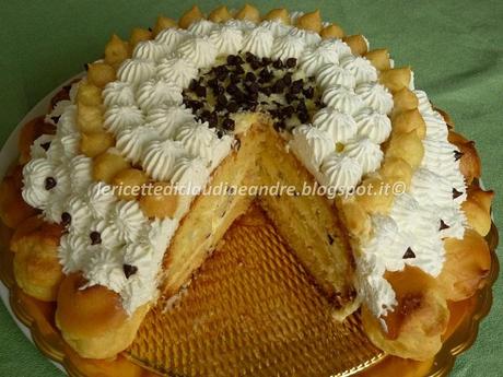 Torta trionfo di bignè alla crema chantilly e aroma al limone