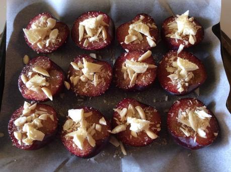 PRUGNE ROSSE CARAMELLATE CON MANDORLE IMG_0239.JPG