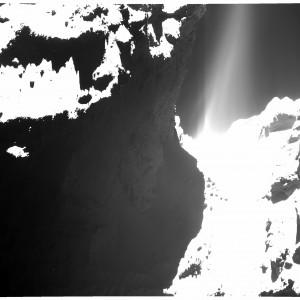 Un’immagine sovraesposta (con un tempo di esposizione di 18 secondi) che rivela in dettaglio i getti sulla superficie della cometa. L’immagine è stata ottenuta dalla Wide Angle Camera- WAC di OSIRIS a bordo di Rosetta il 20 ottobre 2014 a una distanza di 7,2 chilometri dalla superficie.  Crediti: ESA/Rosetta/OSIRIS/WAC 